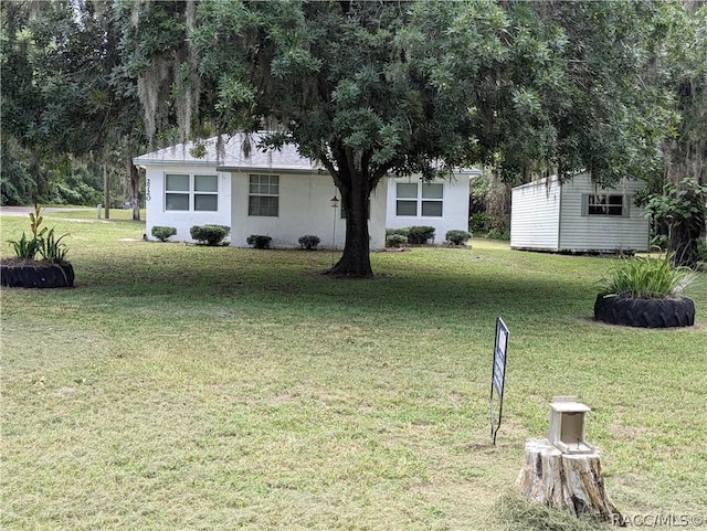 view of front of home featuring a front lawn