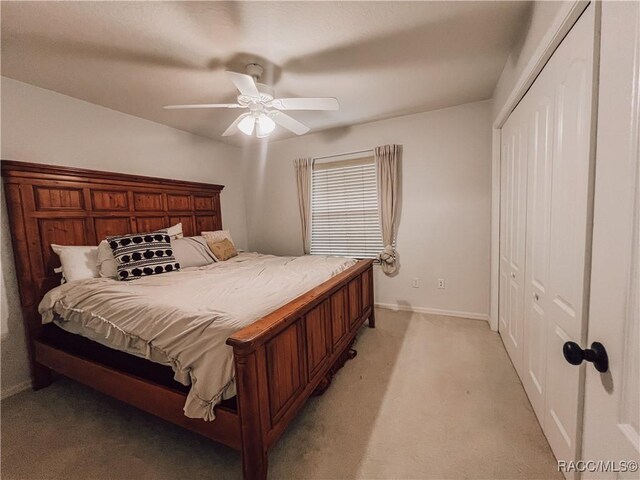 living area featuring ceiling fan, vaulted ceiling, wood finished floors, and visible vents