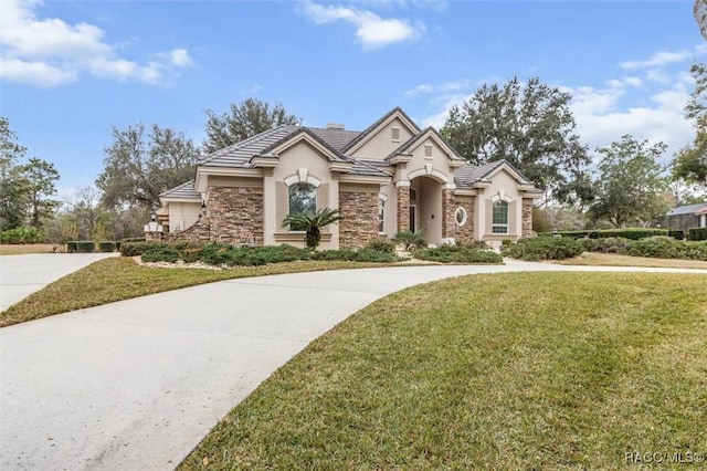 view of front facade with a front yard