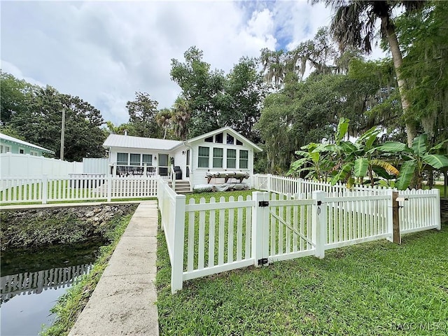 view of front of home featuring a front yard