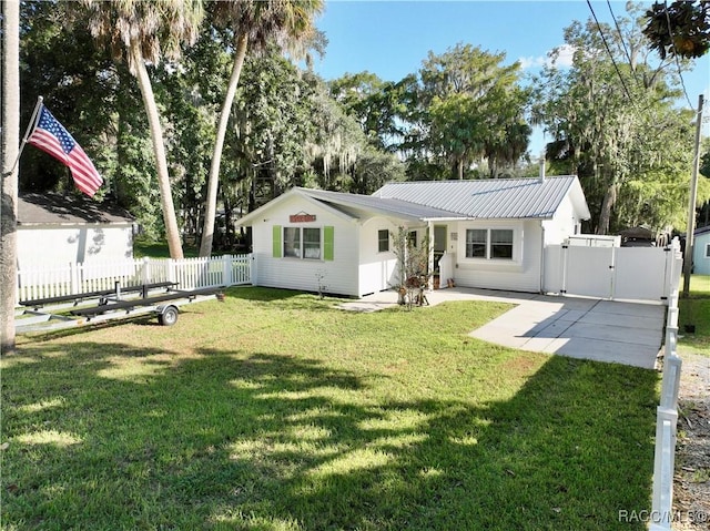 view of front of home featuring a front lawn