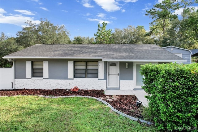 single story home featuring a front lawn