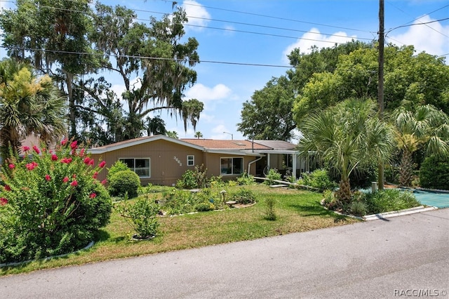 ranch-style house featuring a front yard