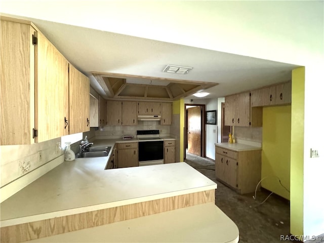 kitchen with sink, white range with electric stovetop, kitchen peninsula, decorative backsplash, and light brown cabinetry