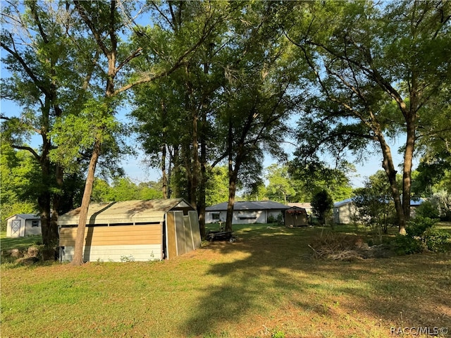 view of yard with an outdoor structure