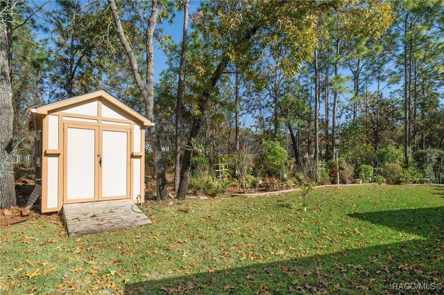 view of yard with a shed