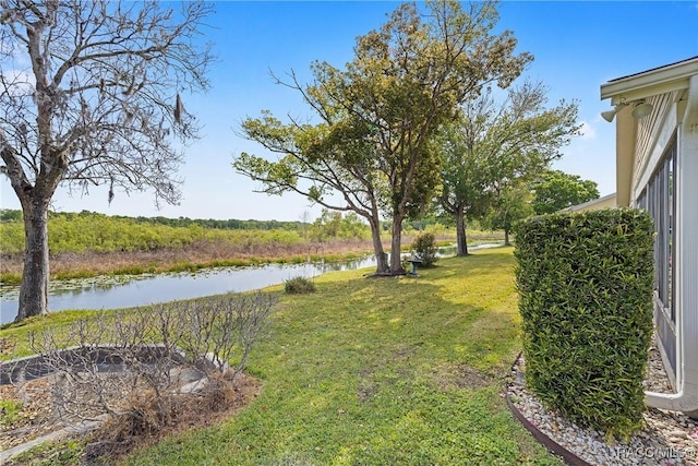 view of yard featuring a water view