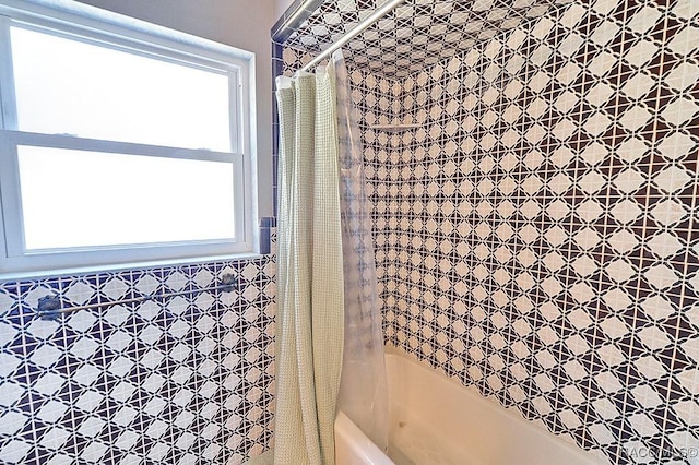 bathroom featuring shower / tub combo