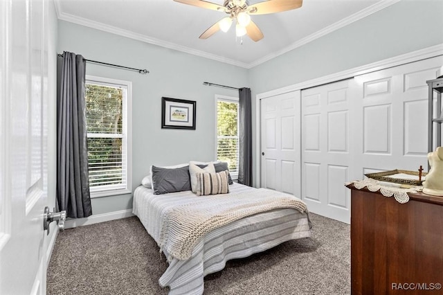 carpeted bedroom featuring ceiling fan, crown molding, and a closet