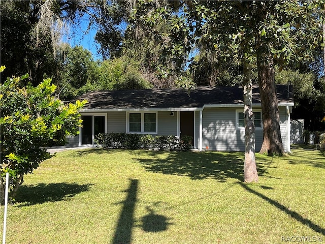 single story home featuring a front lawn