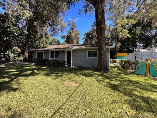 view of front of house featuring a front lawn