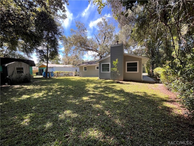 view of yard with a shed