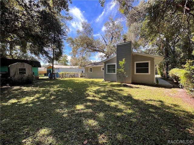 view of yard featuring a storage shed