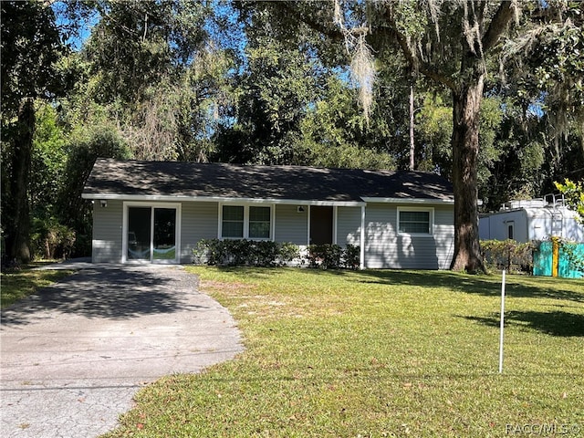 ranch-style home featuring a front lawn