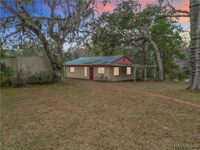 view of yard at dusk