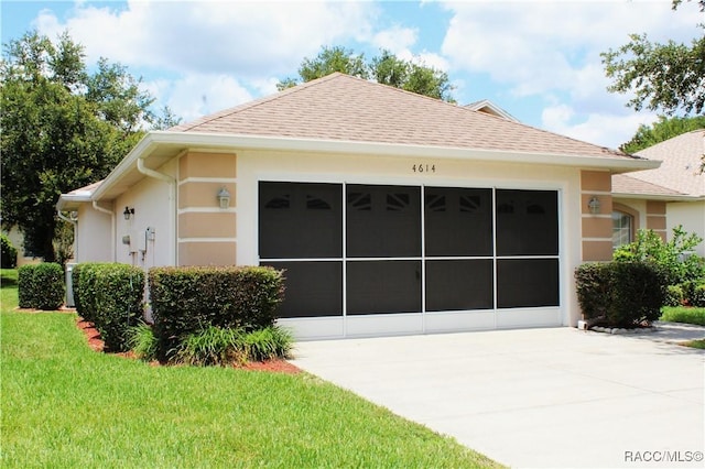 4614 N Webster Island Ter, Hernando, FL 34442 - view of front facade with stucco siding, concrete driveway, a front yard, and a shingled roof