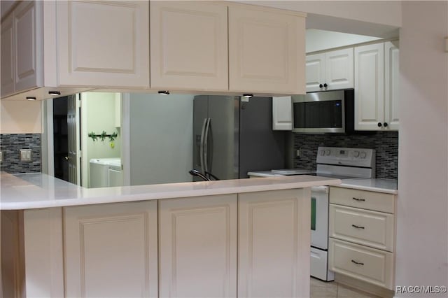 4614 N Webster Island Ter, Hernando, FL 34442 - kitchen featuring stainless steel appliances, independent washer and dryer, backsplash, light countertops, and white cabinetry
