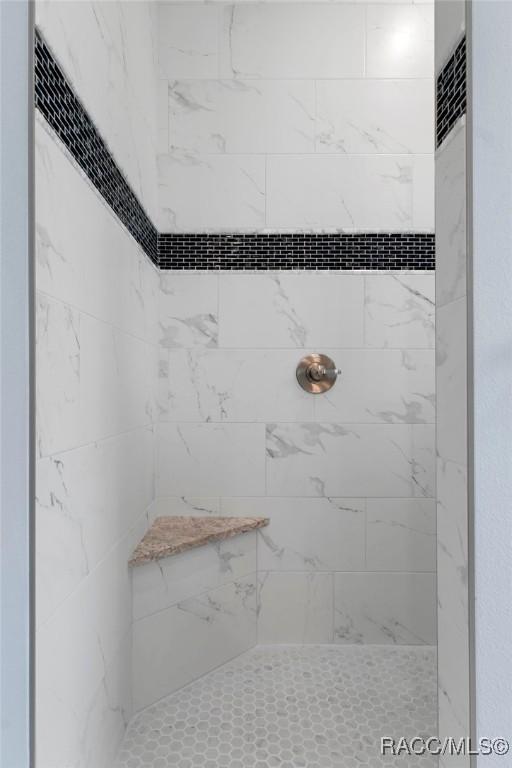 bathroom featuring a tile shower