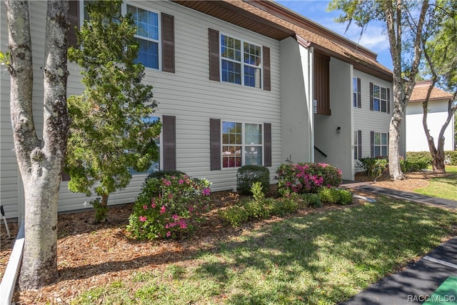 view of front of property featuring a front yard