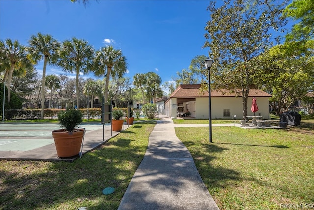 view of property's community featuring a yard