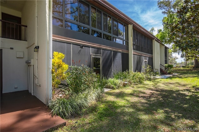 view of side of property featuring a lawn