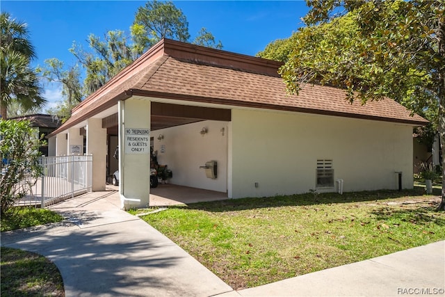 view of front of property featuring a front lawn