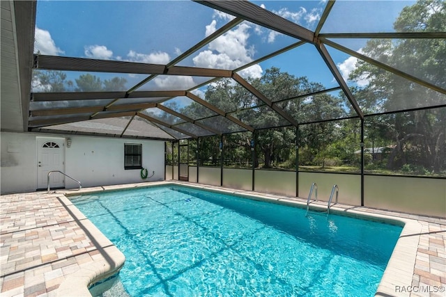 3231 S Eagle Pt, Inverness, FL 34450 - swimming pool featuring a patio and glass enclosure