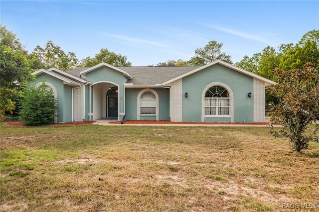 ranch-style home featuring a front lawn