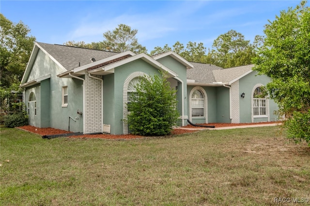 ranch-style house featuring a front yard