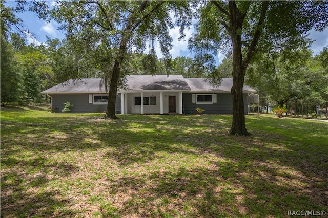 view of front facade featuring a front yard