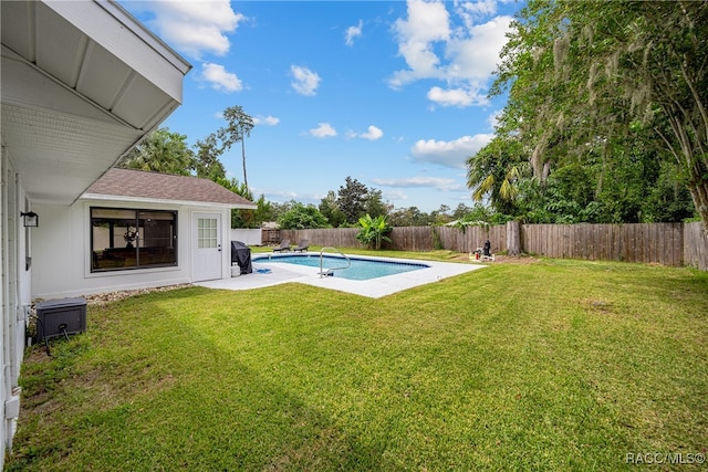 view of swimming pool featuring a lawn