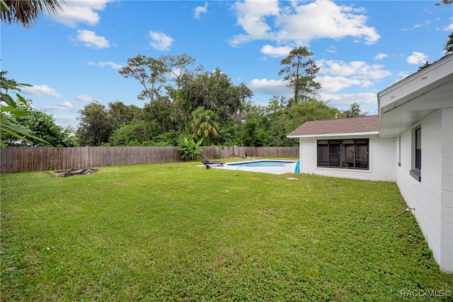 view of yard featuring a fenced in pool