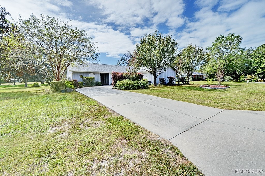 view of front of property featuring a front yard