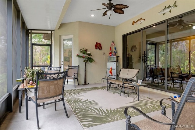 sunroom with ceiling fan