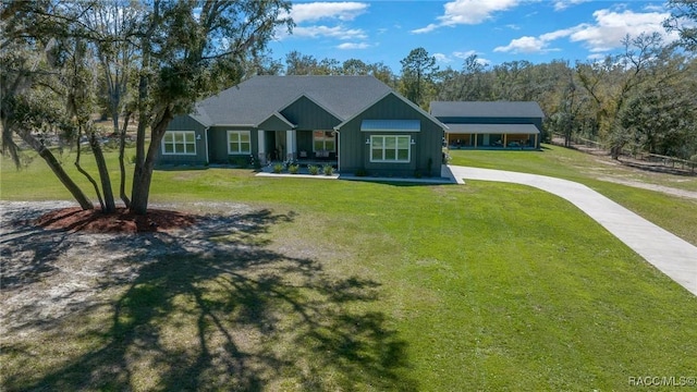 view of front of property featuring a front yard