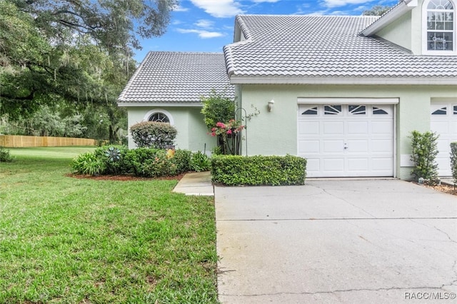 view of front of home featuring a front yard and a garage