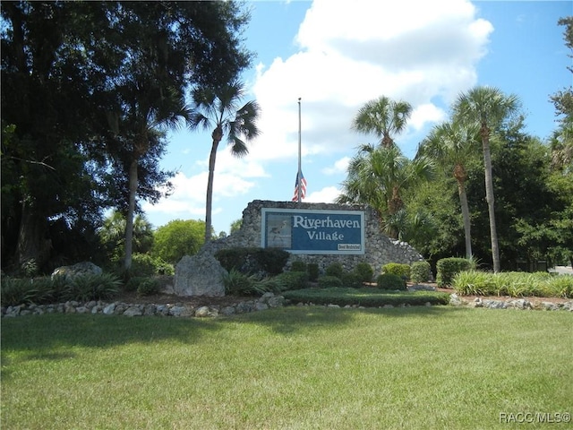 community sign featuring a yard