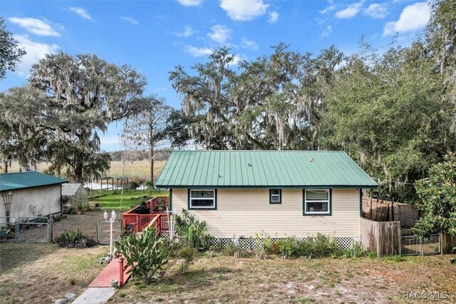 view of yard featuring a carport