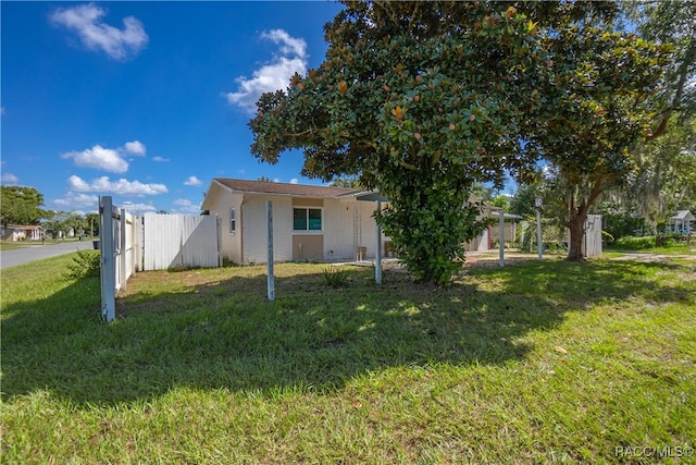 view of front of home with a front lawn