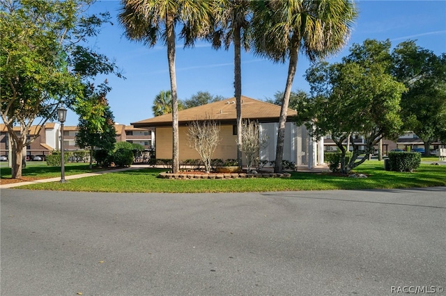 view of front of house featuring a front yard