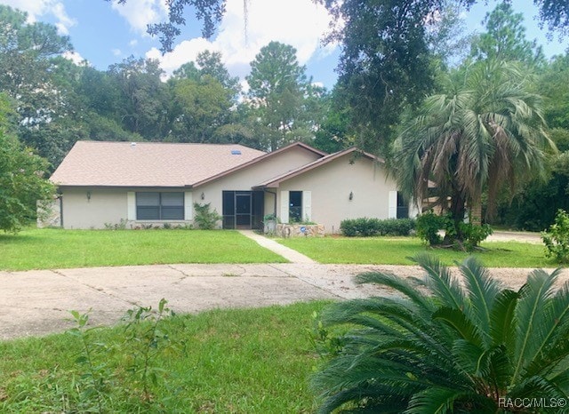 ranch-style house featuring a front yard