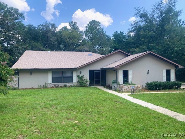 single story home with a front lawn