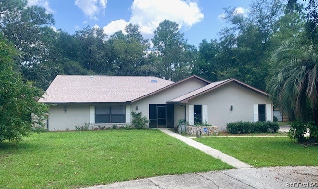 ranch-style house featuring a front yard