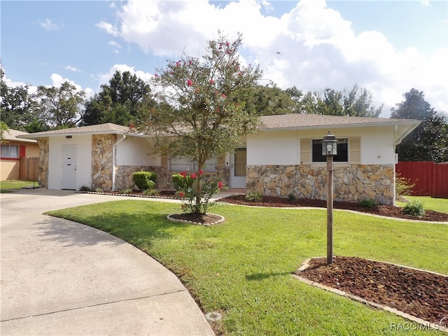 single story home featuring a front lawn