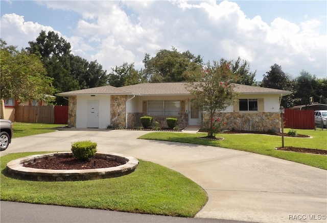 single story home with a front yard