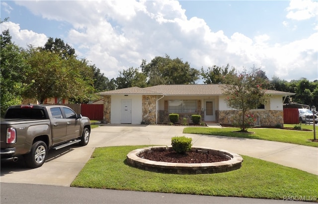 single story home featuring a front lawn