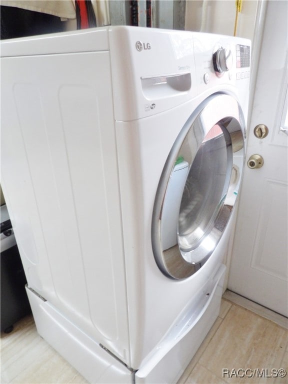 laundry room featuring washer / dryer