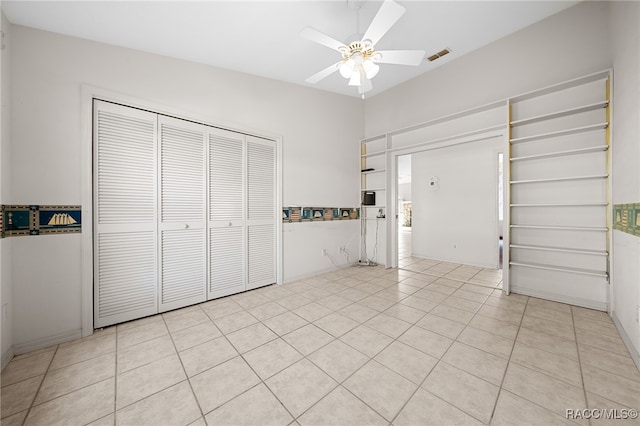 tiled entrance foyer featuring ceiling fan