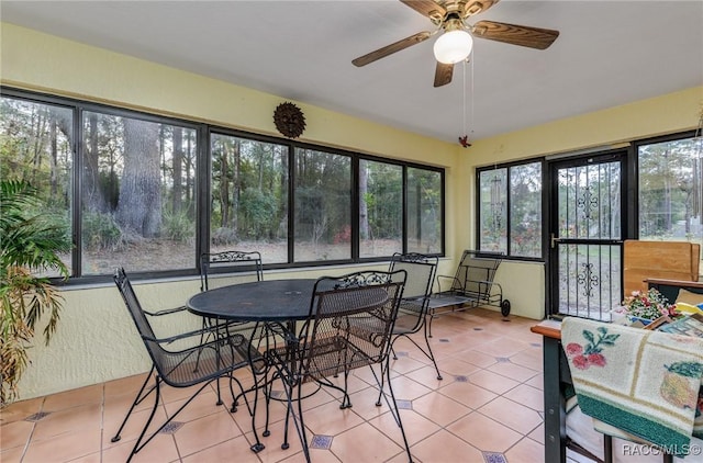 sunroom featuring a ceiling fan