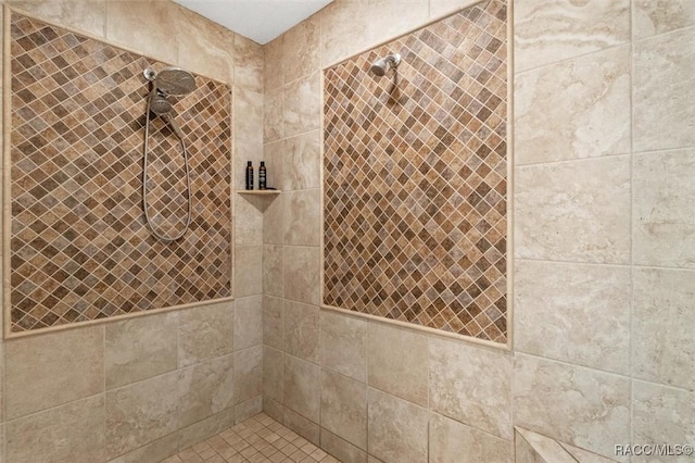 bathroom featuring a tile shower